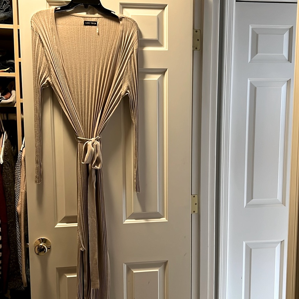 Size S Love Token light weight long ribbed cardigan with tie.